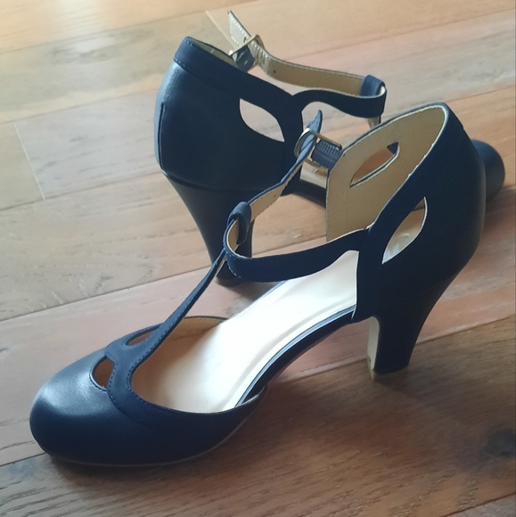 Journee Collection Womens T-Strap Round Toe Mary Jane Pumps - Picture 7 of 9